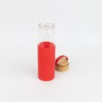 Бутылка стеклянная с силиконовой манжетой и бамбуковой крышкой  Glass, красная — изображение 2
