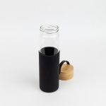 Бутылка стеклянная с силиконовой манжетой и бамбуковой крышкой  Glass, черная — изображение 3